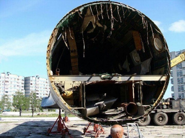 Читатель: Демонтаж самолёта на Востоке в Бресте, 2009 год
             
                Читатель: Демонтаж самолёта на Востоке в Бресте, 2009 год