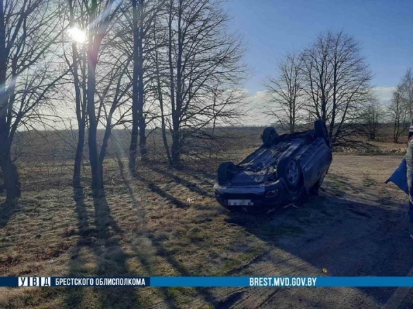 Автомобиль перевернулся. Под Брестом произошло серьёзное ДТП Автомобиль перевернулся. Под Брестом произошло серьёзное ДТП