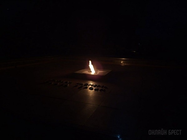 Читатель: Брестская крепость вечером
             
                Читатель: Брестская крепость вечером