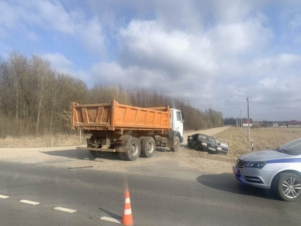 В Дрогичине «МАЗ» не пропустил легковушку