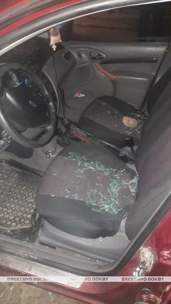 Камнем разбивал стекла. Пьяный житель Бреста повредил припаркованный автомобиль Камнем разбивал стекла. Пьяный житель Бреста повредил припаркованный автомобиль