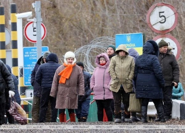 Жители приграничных деревень Беларуси доставляют продукты своим родным в Украину Жители приграничных деревень Беларуси доставляют продукты своим родным в Украину