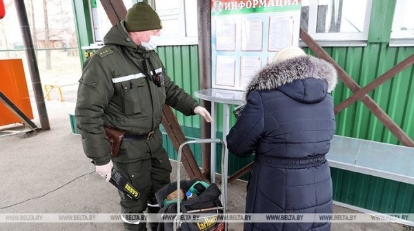 Жители приграничных деревень Беларуси доставляют продукты своим родным в Украину Жители приграничных деревень Беларуси доставляют продукты своим родным в Украину