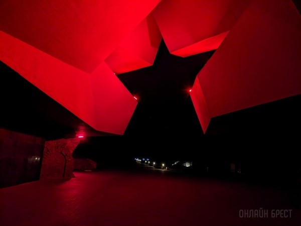 Читатель: Брестская крепость вечером
             
                Читатель: Брестская крепость вечером