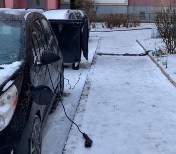 Поставил на зарядку электрокар из квартиры – соседи вызвали милицию. Можно ли заряжать машину из окна Поставил на зарядку электрокар из квартиры – соседи вызвали милицию. Можно ли заряжать машину из окна