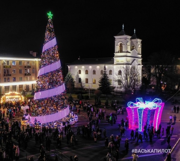 В Бресте «зажгли» главную ёлку города. Вид с высоты