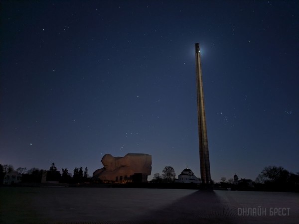 Читатель: Брестская крепость вечером
             
                Читатель: Брестская крепость вечером