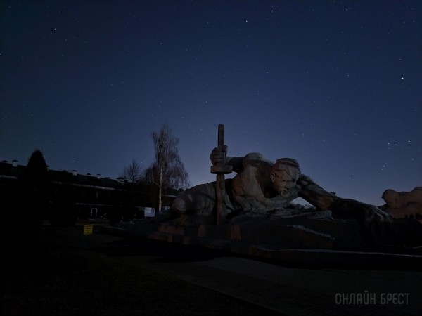 Читатель: Брестская крепость вечером
             
                Читатель: Брестская крепость вечером