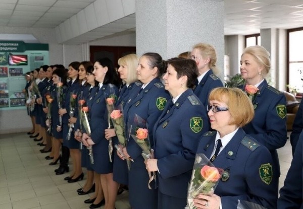 Сотрудники Брестской таможни поздравили своих прекрасных дам-коллег с наступающим 8 Марта Сотрудники Брестской таможни поздравили своих прекрасных дам-коллег с наступающим 8 Марта