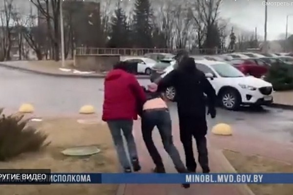 На трассе М1 воры «обчистили» грузовик со спящим водителем На трассе М1 воры «обчистили» грузовик со спящим водителем