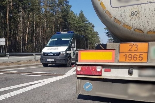 В Польше задержали две фуры из Беларуси со знаком опасного груза