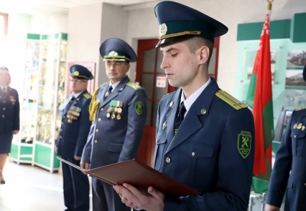 Молодые сотрудники Брестской таможни принесли присягу
