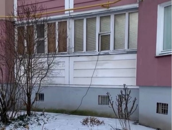 Поставил на зарядку электрокар из квартиры – соседи вызвали милицию. Можно ли заряжать машину из окна Поставил на зарядку электрокар из квартиры – соседи вызвали милицию. Можно ли заряжать машину из окна