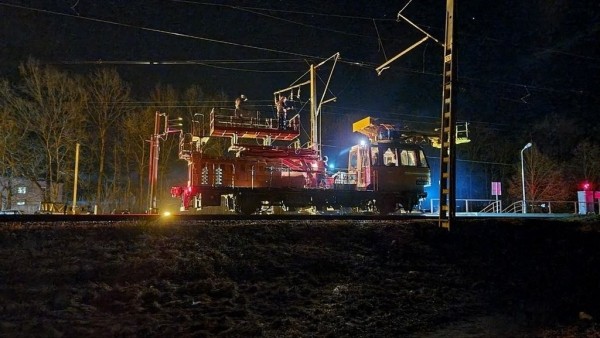Поезд протаранил трактор с прицепом в Беларуси. Фото и видео