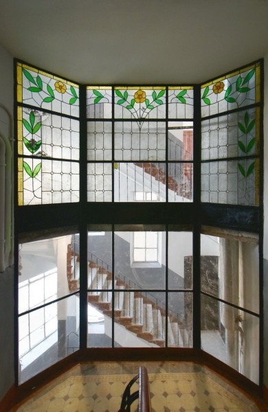 Жители подъезда сняли со стен старую советскую краску и обнаружили удивительную красоту Жители подъезда сняли со стен старую советскую краску и обнаружили удивительную красоту