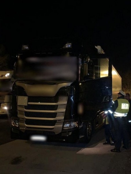 Пьяный белорус вез 21 тонну груза из Нидерландов в Россию, пока его не остановили в Польше Пьяный белорус вез 21 тонну груза из Нидерландов в Россию, пока его не остановили в Польше