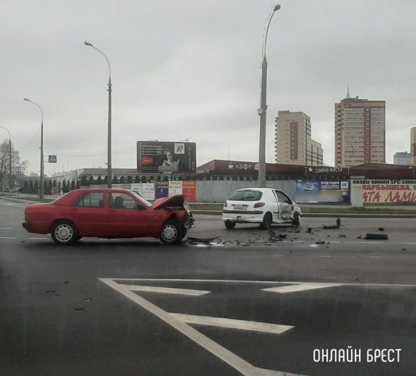 В Бресте на Варшавке возле Еврика серьёзно столкнулись автомобили
             
                В Бресте на Варшавке возле Еврика серьёзно столкнулись автомобили