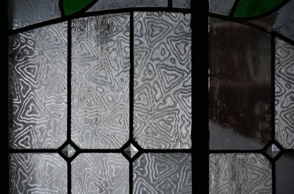 Жители подъезда сняли со стен старую советскую краску и обнаружили удивительную красоту Жители подъезда сняли со стен старую советскую краску и обнаружили удивительную красоту