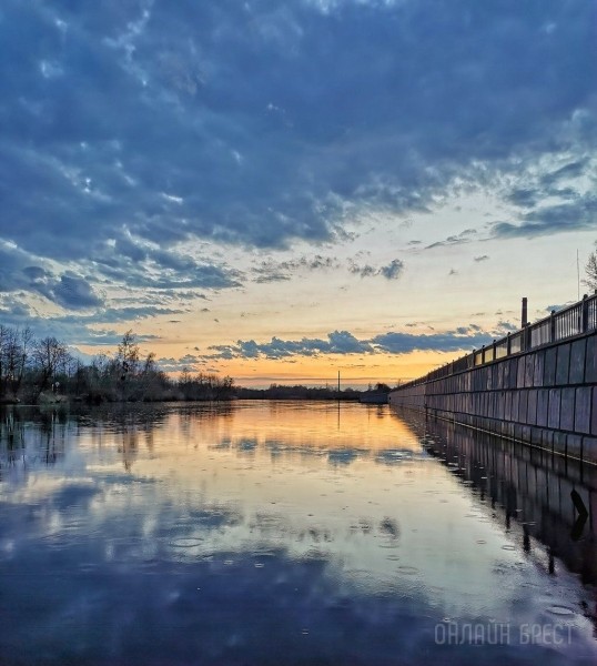 Читатель: Набережная Бреста. Фото сделаны вчера перед грозой
             
                Читатель: Набережная Бреста. Фото сделаны вчера перед грозой