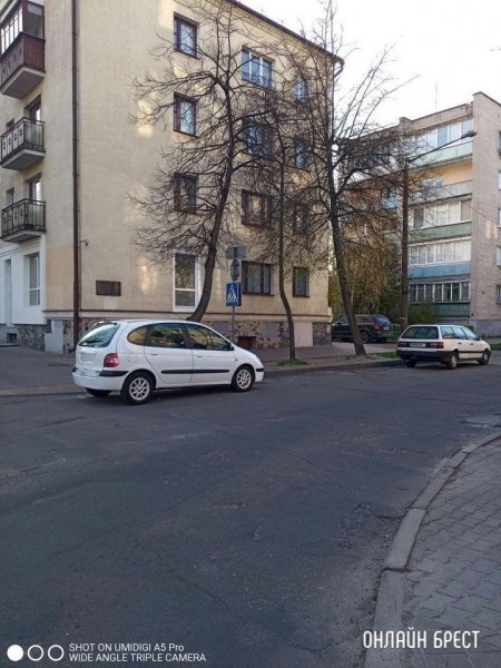 Читатель: Прям на пешеходном! Так паркуются в Бресте :)
             
                Читатель: Прям на пешеходном! Так паркуются в Бресте :)