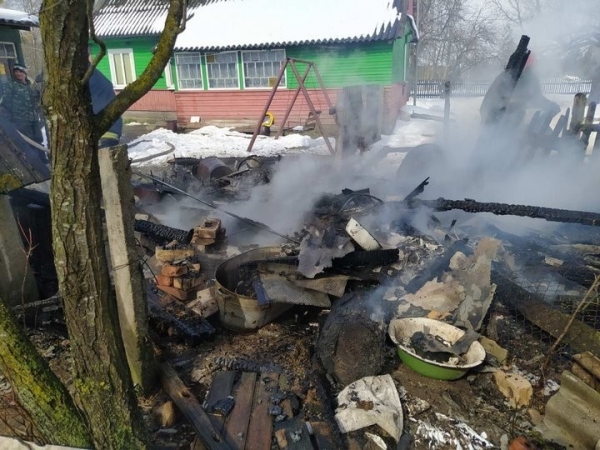 В Брестской области в деревне Новое Роматово горела летняя кухня В Брестской области в деревне Новое Роматово горела летняя кухня