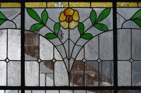 Жители подъезда сняли со стен старую советскую краску и обнаружили удивительную красоту Жители подъезда сняли со стен старую советскую краску и обнаружили удивительную красоту