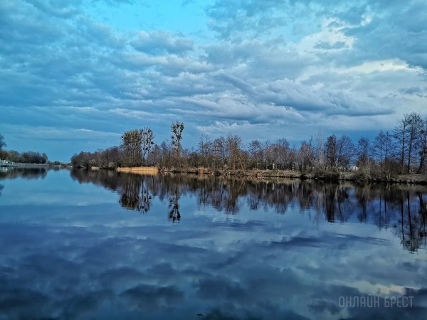 Читатель: Набережная Бреста. Фото сделаны вчера перед грозой
             
                Читатель: Набережная Бреста. Фото сделаны вчера перед грозой