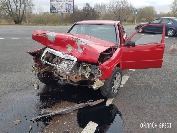 В Бресте на Варшавке возле Еврика серьёзно столкнулись автомобили
             
                В Бресте на Варшавке возле Еврика серьёзно столкнулись автомобили