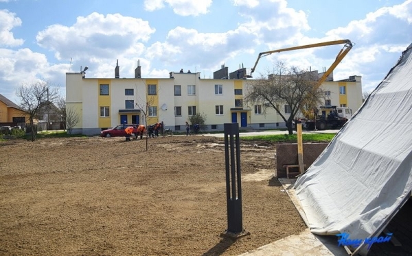 Как идет благоустройство двора в Барановичах, где упал самолет Как идет благоустройство двора в Барановичах, где упал самолет