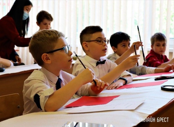 Читатель: Мастер-класс по китайскому письму в Центре изучения китайского языка и культуры средней школы № 28 г. Бреста
             
                Читатель: Мастер-класс по китайскому письму в Центре изучения китайского языка и культуры средней школы № 28 г. Бреста