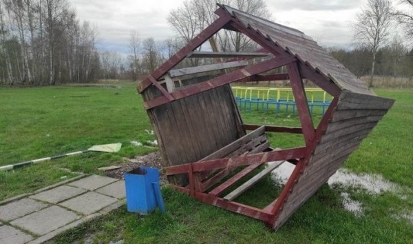 Пошутили: 16-летние девушки перевернули беседку, еще две повредили Пошутили: 16-летние девушки перевернули беседку, еще две повредили