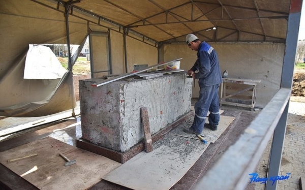 Как идет благоустройство двора в Барановичах, где упал самолет Как идет благоустройство двора в Барановичах, где упал самолет