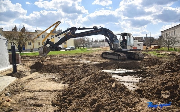 Как идет благоустройство двора в Барановичах, где упал самолет Как идет благоустройство двора в Барановичах, где упал самолет