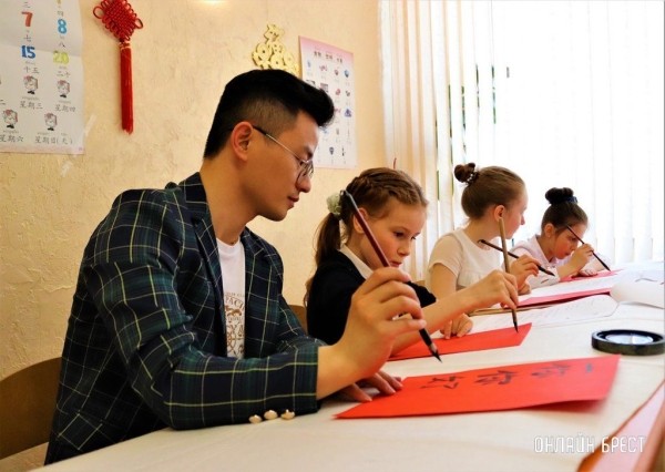 Читатель: Мастер-класс по китайскому письму в Центре изучения китайского языка и культуры средней школы № 28 г. Бреста
             
                Читатель: Мастер-класс по китайскому письму в Центре изучения китайского языка и культуры средней школы № 28 г. Бреста