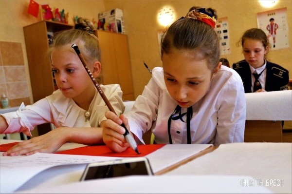 Читатель: Мастер-класс по китайскому письму в Центре изучения китайского языка и культуры средней школы № 28 г. Бреста
             
                Читатель: Мастер-класс по китайскому письму в Центре изучения китайского языка и культуры средней школы № 28 г. Бреста