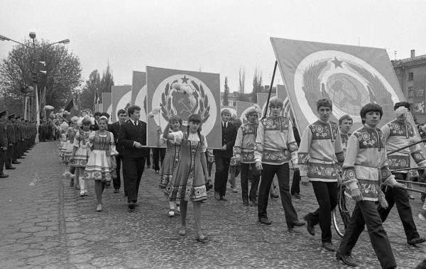 Первомайская демонстрация в Бресте, начало 80-х гг
             
                Первомайская демонстрация в Бресте, начало 80-х гг