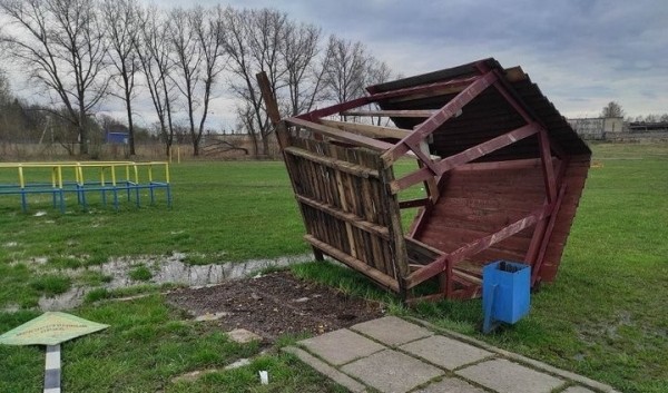 Пошутили: 16-летние девушки перевернули беседку, еще две повредили Пошутили: 16-летние девушки перевернули беседку, еще две повредили