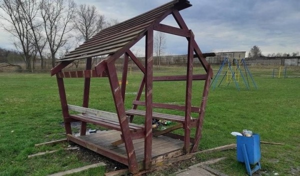 Пошутили: 16-летние девушки перевернули беседку, еще две повредили Пошутили: 16-летние девушки перевернули беседку, еще две повредили