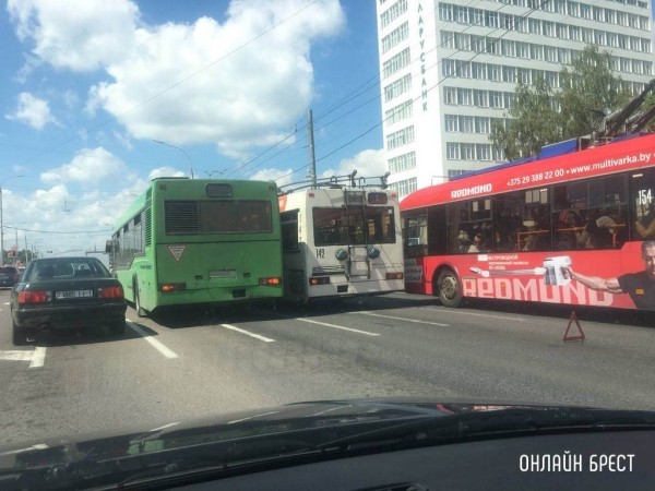 Читатель: В Бресте на Московской притёрлись автобус и троллейбус
             
                Читатель: В Бресте на Московской притёрлись автобус и троллейбус