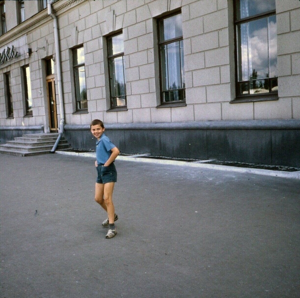 У гостиницы «Буг». Брест, 1968 год
             
                У гостиницы «Буг». Брест, 1968 год