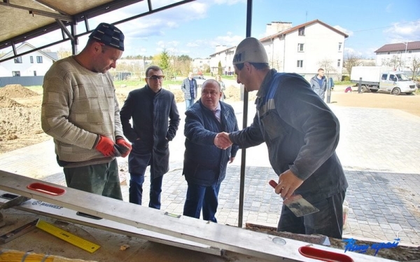 Как идет благоустройство двора в Барановичах, где упал самолет Как идет благоустройство двора в Барановичах, где упал самолет