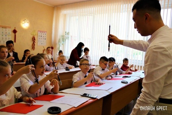 Читатель: Мастер-класс по китайскому письму в Центре изучения китайского языка и культуры средней школы № 28 г. Бреста
             
                Читатель: Мастер-класс по китайскому письму в Центре изучения китайского языка и культуры средней школы № 28 г. Бреста