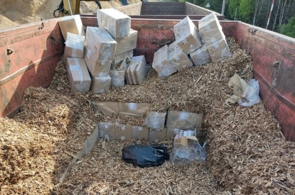 Белорус спрятал сигареты в моторе своего автомобиля и поехал в Польшу. Посмотрите на эти тайники Белорус спрятал сигареты в моторе своего автомобиля и поехал в Польшу. Посмотрите на эти тайники