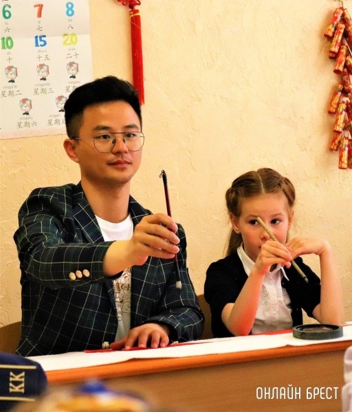 Читатель: Мастер-класс по китайскому письму в Центре изучения китайского языка и культуры средней школы № 28 г. Бреста
             
                Читатель: Мастер-класс по китайскому письму в Центре изучения китайского языка и культуры средней школы № 28 г. Бреста