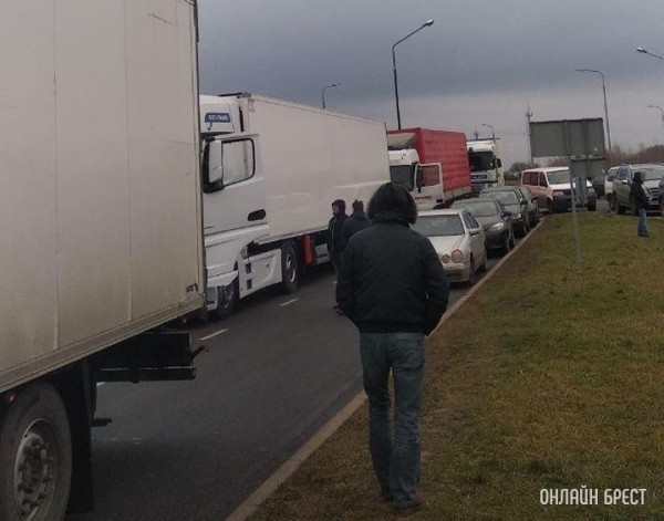 В Бресте дальнобойщикам предложили ожидать перецепку в специальном месте – или получат штраф В Бресте дальнобойщикам предложили ожидать перецепку в специальном месте – или получат штраф