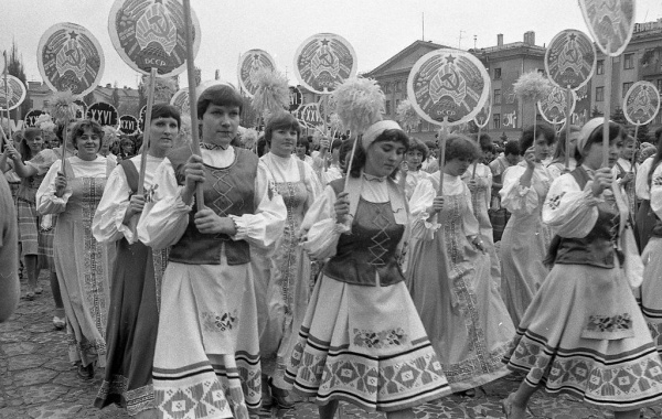 Первомайская демонстрация в Бресте, начало 80-х гг
             
                Первомайская демонстрация в Бресте, начало 80-х гг