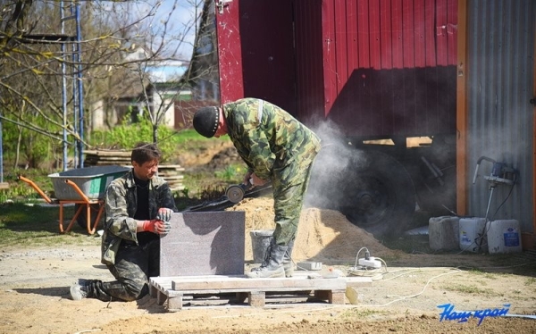 Как идет благоустройство двора в Барановичах, где упал самолет Как идет благоустройство двора в Барановичах, где упал самолет