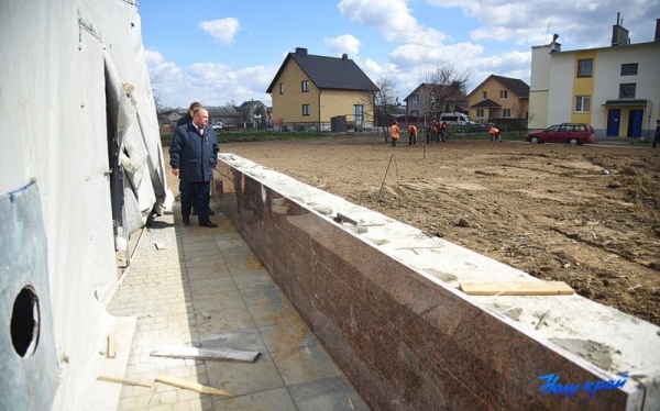 Как идет благоустройство двора в Барановичах, где упал самолет Как идет благоустройство двора в Барановичах, где упал самолет