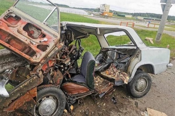 В Беларуси «Жигули» напоролись на отбойник – двое в больнице В Беларуси «Жигули» напоролись на отбойник – двое в больнице