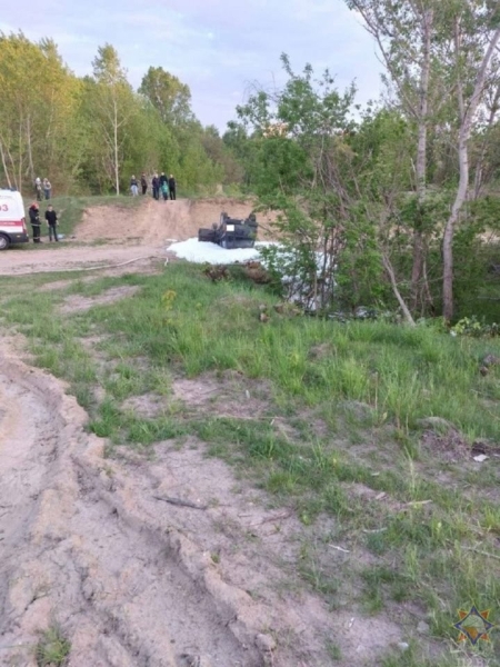 В Бресте перевернулся внедорожник. Работниками МЧС спасена девушка В Бресте перевернулся внедорожник. Работниками МЧС спасена девушка